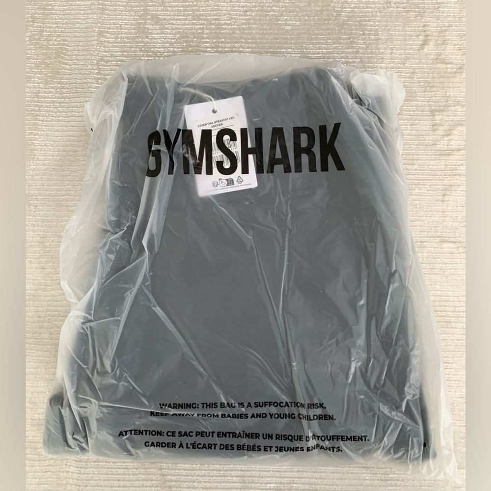 NEW Gymshark Men’s CREST STRAIGHT LEG JOGGERS
Regular Fit - Size MEDIUM Black